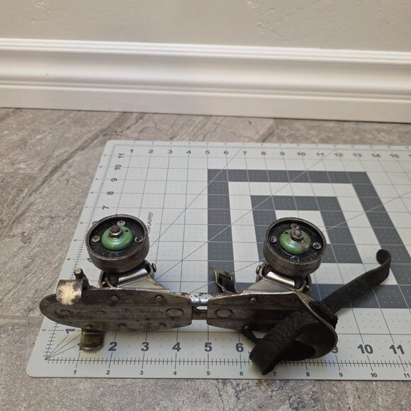 Vintage 1950's Chicago Metal Adjustable Roller Skates with key - Picture 12 of 12